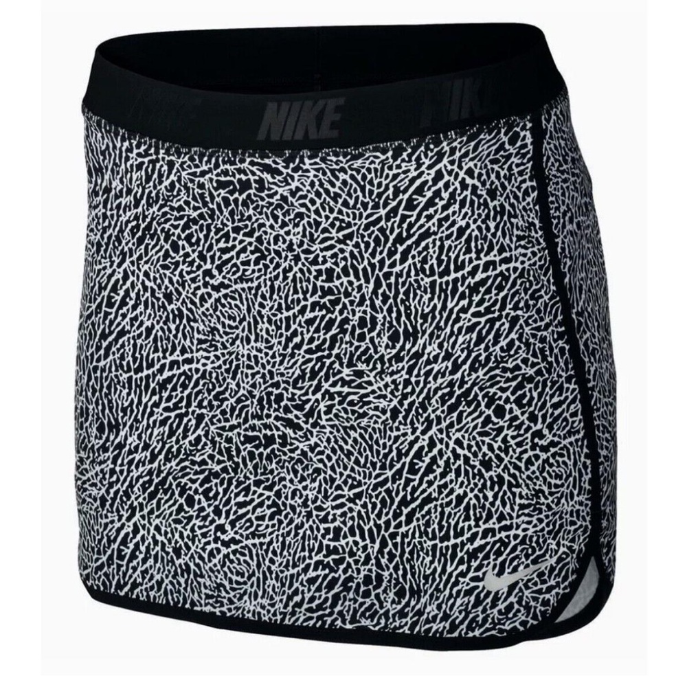 Woman’s size medium nike golf skirt new with tags never worn!